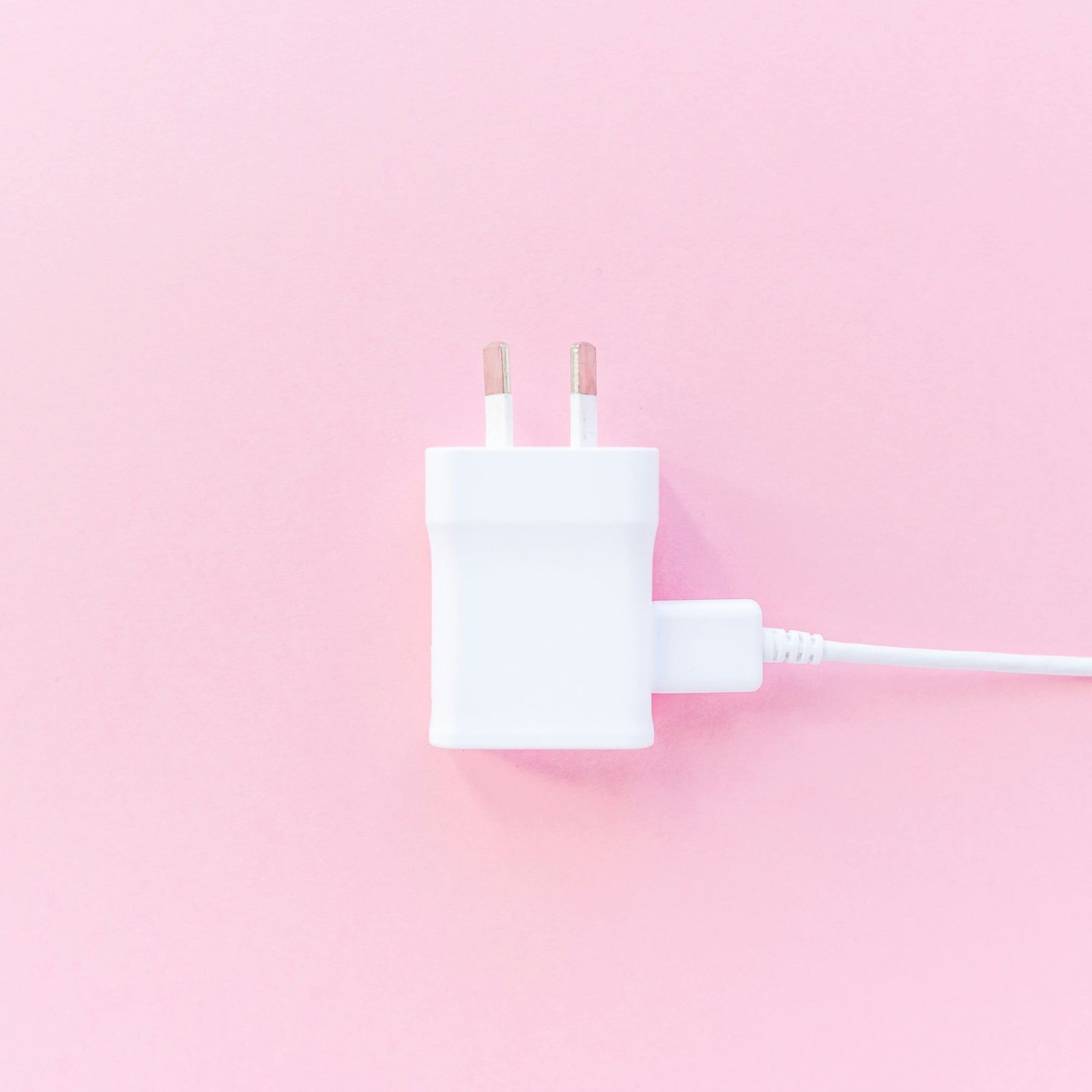 Compact phone charger in a minimal setup